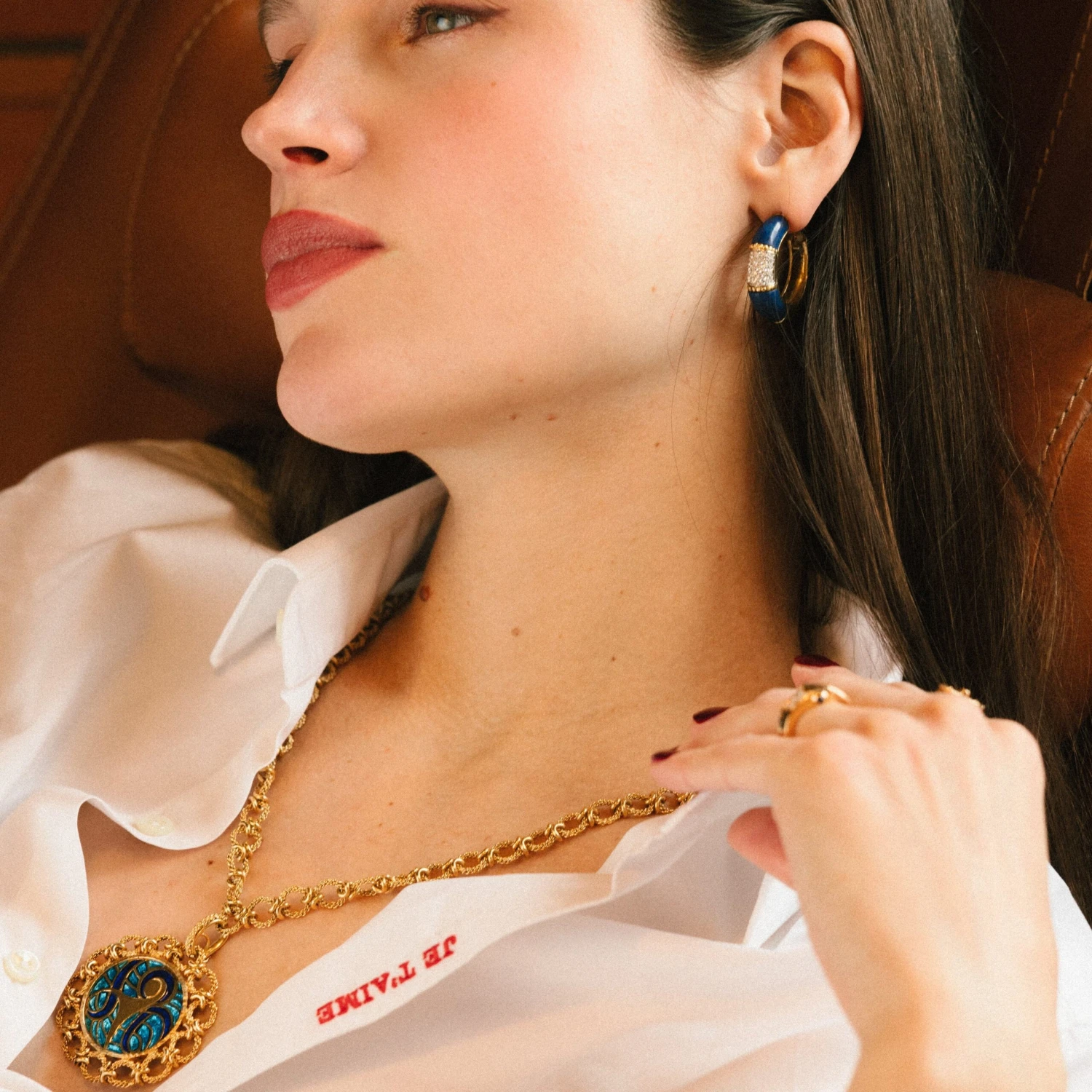 Boucles D'oreilles Créoles CARTIER En Or Jaune, Lapis-lazuli Et Diamants 5 Boucles D'oreilles Créoles CARTIER En Or Jaune, Lapis-lazuli Et Diamants – Image 5