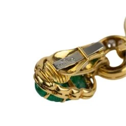 Boucles D'oreilles Pendantes DAVID WEBB Feuilles En Or Jaune, émeraudes Et Diamants -Castafiore Boutique avant premiere boucles doreilles pendantes david webb feuilles en or jaune emeraudes et diamants 682663