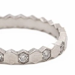 Bague Alliance "Bee My Love" En Or Blanc Et Diamants 11 Bague Alliance "Bee My Love" En Or Blanc Et Diamants -Castafiore Boutique bague alliance bee my love en or blanc et diamants 655417