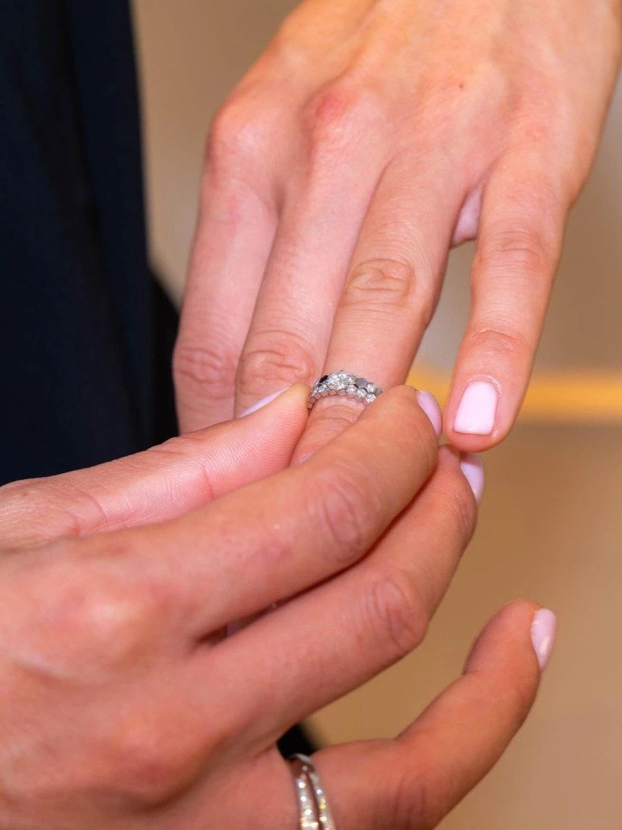 Bague Alliance "Bee My Love" En Or Blanc Et Diamants 2 Bague Alliance "Bee My Love" En Or Blanc Et Diamants – Image 2