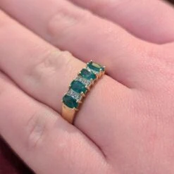 Bague Alliance En Or Jaune, émeraudes Et Diamants -Castafiore Boutique bague alliance en or jaune emeraudes et diamants 774531