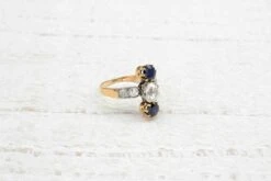 Bague Ancienne 1900 Diamant Coussin Et Saphirs -Castafiore Boutique bague ancienne 1900 diamant coussin et saphirs 559201