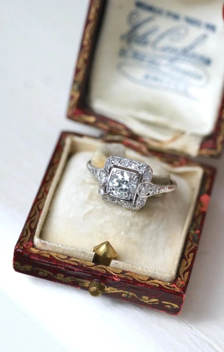 Bague Art Deco Carrée Diamants 1,45 Cts 1 Bague Art Deco Carrée Diamants 1,45 Cts