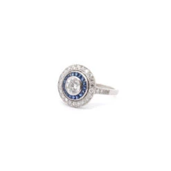 Bague Entourage En Platine, Saphirs Et Diamants 7 Bague Entourage En Platine, Saphirs Et Diamants -Castafiore Boutique bague art deco diamant de 071ct gsi1 436223