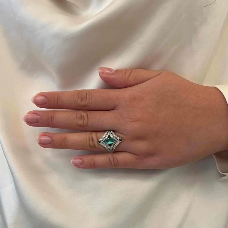 Bague Art Déco En Platine, émeraude, Saphirs Et Diamants 2 Bague Art Déco En Platine, émeraude, Saphirs Et Diamants – Image 2