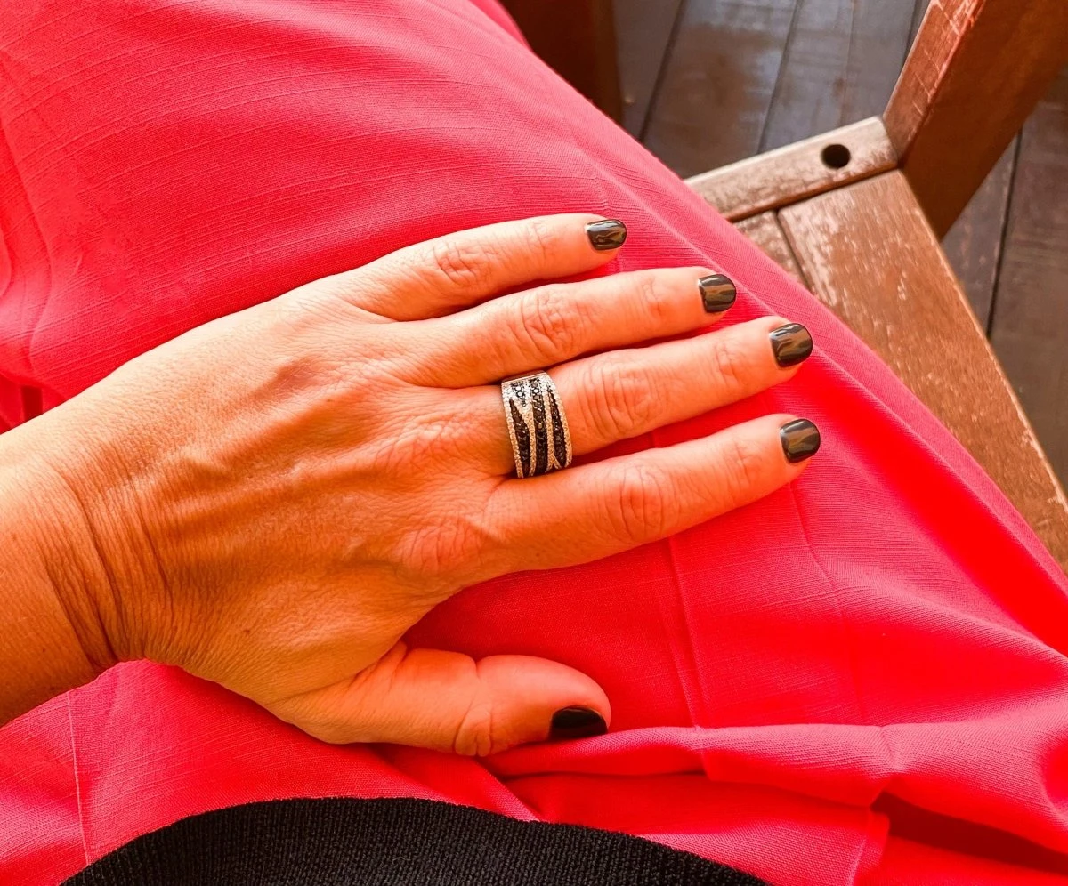 Bague Bandeau Diamants Blancs Et Noirs 2 Bague Bandeau Diamants Blancs Et Noirs – Image 2