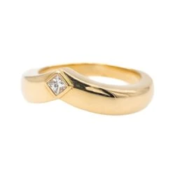 Bague CARTIER "Solitaire Triangle" En Or Jaune Et Diamant -Castafiore Boutique bague cartier solitaire triangle en or jaune et diamant 797077