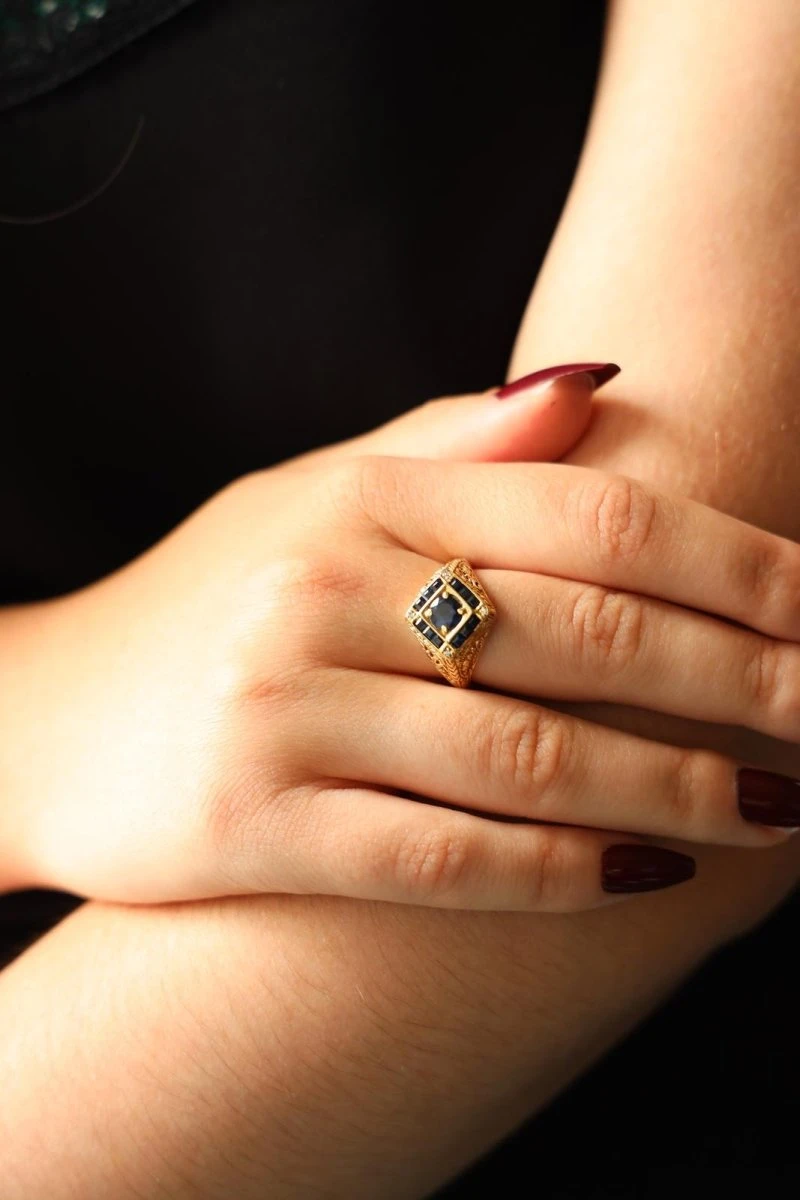 Bague Chevalière En Or Jaune Et Saphirs 7 Bague Chevalière En Or Jaune Et Saphirs – Image 7