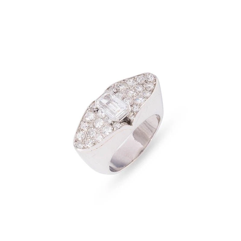 Bague De Forme Ovale En Platine Pavée De Diamants Et Diamant Taille émeraude 6 Bague De Forme Ovale En Platine Pavée De Diamants Et Diamant Taille émeraude – Image 6
