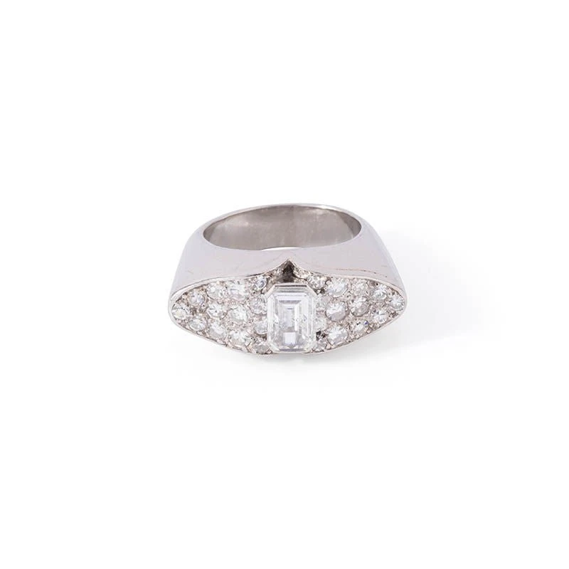 Bague De Forme Ovale En Platine Pavée De Diamants Et Diamant Taille émeraude 3 Bague De Forme Ovale En Platine Pavée De Diamants Et Diamant Taille émeraude – Image 3