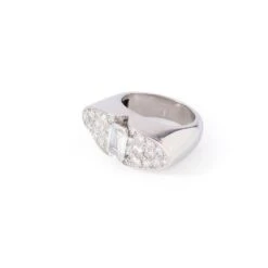 Bague De Forme Ovale En Platine Pavée De Diamants Et Diamant Taille émeraude 10 Bague De Forme Ovale En Platine Pavée De Diamants Et Diamant Taille émeraude -Castafiore Boutique bague chevaliere en platine et diamants 528762