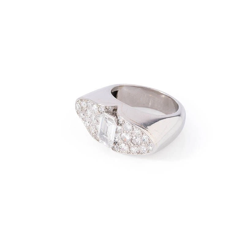 Bague De Forme Ovale En Platine Pavée De Diamants Et Diamant Taille émeraude 5 Bague De Forme Ovale En Platine Pavée De Diamants Et Diamant Taille émeraude – Image 5