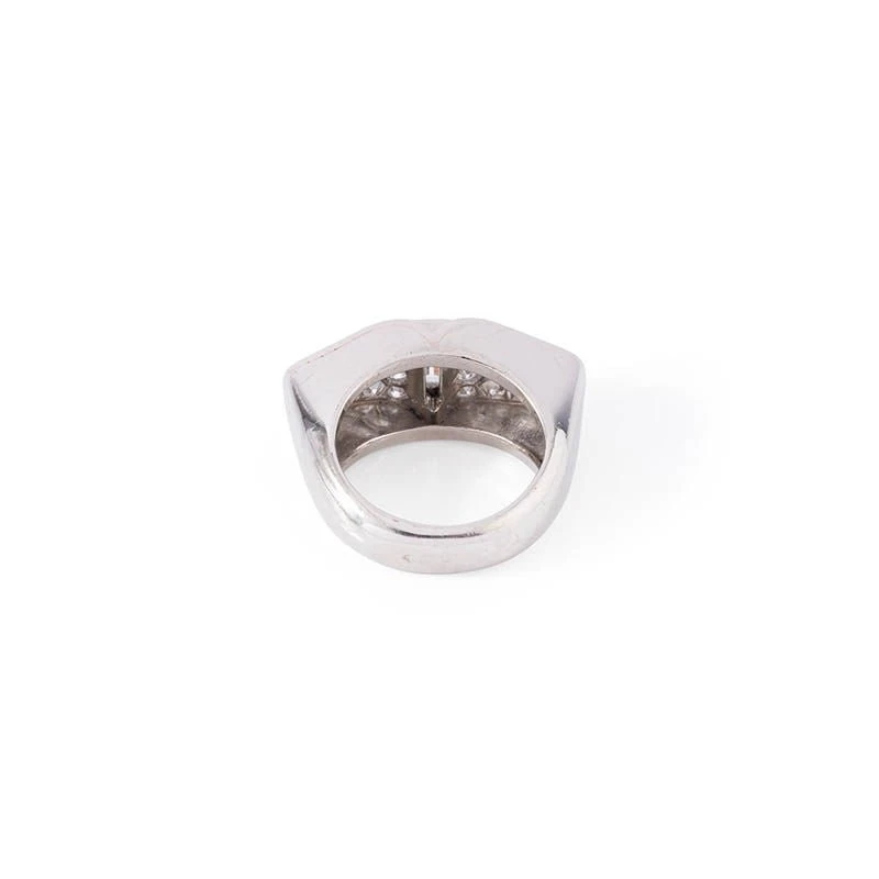 Bague De Forme Ovale En Platine Pavée De Diamants Et Diamant Taille émeraude 4 Bague De Forme Ovale En Platine Pavée De Diamants Et Diamant Taille émeraude – Image 4
