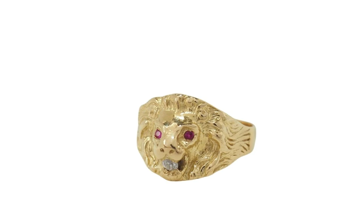 Bague Chevalière Lion En Or Jaune, Rubis Et Diamant 2 Bague Chevalière Lion En Or Jaune, Rubis Et Diamant – Image 2