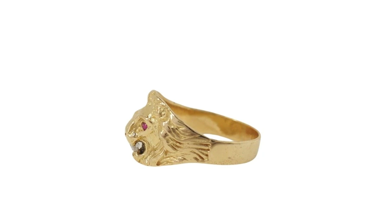Bague Chevalière Lion En Or Jaune, Rubis Et Diamant 3 Bague Chevalière Lion En Or Jaune, Rubis Et Diamant – Image 3