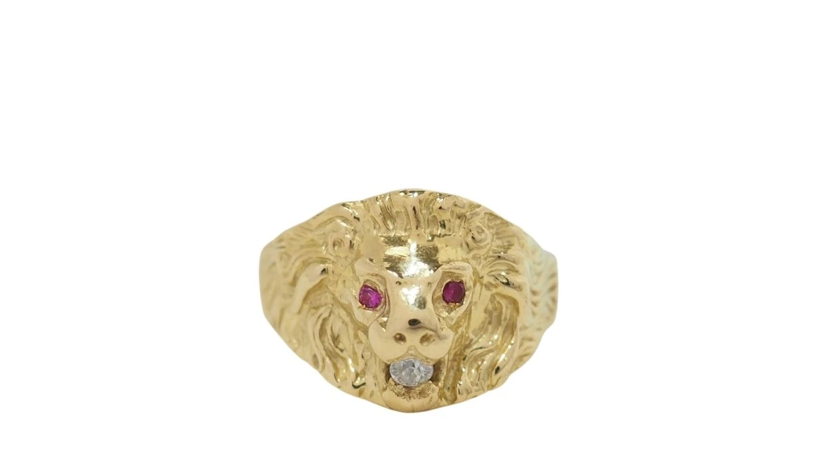Bague Chevalière Lion En Or Jaune, Rubis Et Diamant 1 Bague Chevalière Lion En Or Jaune, Rubis Et Diamant