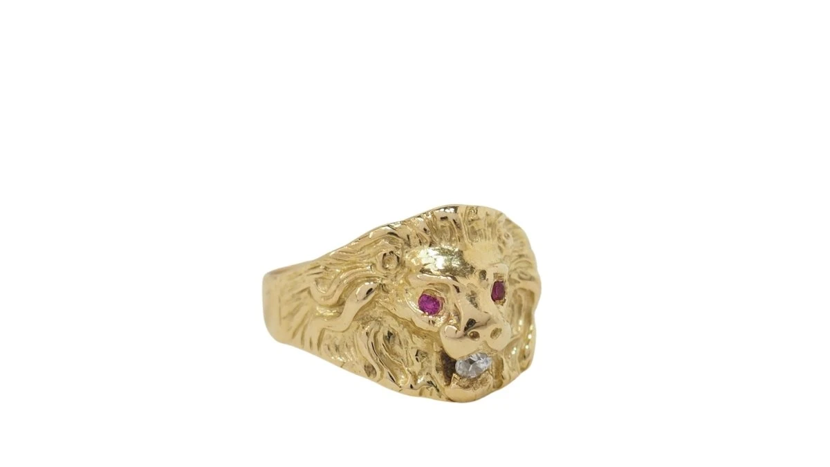 Bague Chevalière Lion En Or Jaune, Rubis Et Diamant 6 Bague Chevalière Lion En Or Jaune, Rubis Et Diamant – Image 6