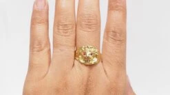 Bague Chevalière Lion En Or Jaune, Rubis Et Diamant 10 Bague Chevalière Lion En Or Jaune, Rubis Et Diamant -Castafiore Boutique bague chevaliere lion en or jaune rubis et diamant 941356