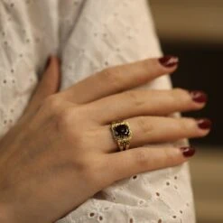 Bague Chevalière En Or Jaune, émail Et Grenat -Castafiore Boutique bague chevaliere napoleon iii en or jaune 18k avec email et grenat taille 54 371269