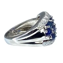 Bague Bandeau En Or Blanc, Saphirs Et Diamants -Castafiore Boutique bague cocktail en or blanc saphir et diamants 671106