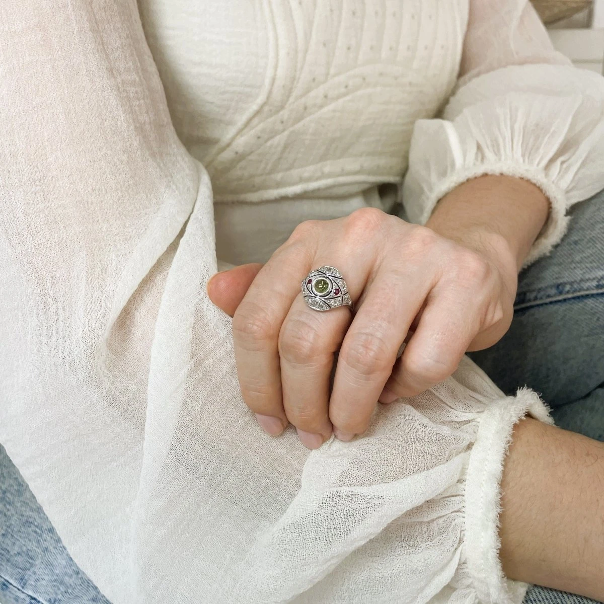 Bague Dôme En Or Blanc, Péridot, Rubis Et Diamants 6 Bague Dôme En Or Blanc, Péridot, Rubis Et Diamants – Image 6
