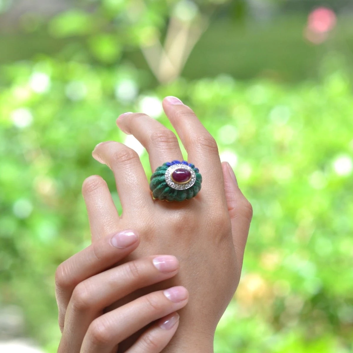 Bague Dôme DAVID WEBB En Or Jaune, Rubis, Azurmalachine Et Diamants 2 Bague Dôme DAVID WEBB En Or Jaune, Rubis, Azurmalachine Et Diamants – Image 2