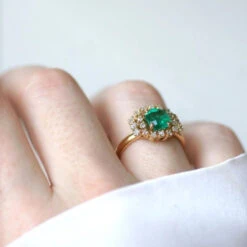 Bague Entourage En Or Jaune, émeraude Et Diamants 15 Bague Entourage En Or Jaune, émeraude Et Diamants -Castafiore Boutique bague emeraude 152 cts et diamants sur or jaune 135809