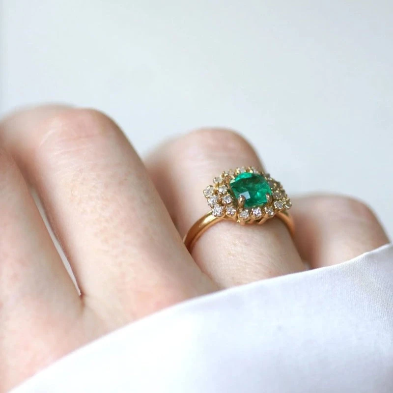 Bague Entourage En Or Jaune, émeraude Et Diamants 6 Bague Entourage En Or Jaune, émeraude Et Diamants – Image 6