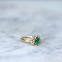 Bague Entourage En Or Jaune, émeraude Et Diamants 16 Bague Entourage En Or Jaune, émeraude Et Diamants -Castafiore Boutique bague emeraude 152 cts et diamants sur or jaune 206652