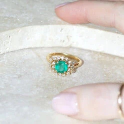 Bague Entourage En Or Jaune, émeraude Et Diamants 19 Bague Entourage En Or Jaune, émeraude Et Diamants -Castafiore Boutique bague emeraude 152 cts et diamants sur or jaune 320355