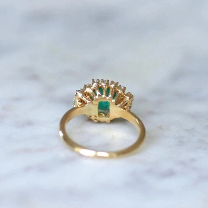 Bague Entourage En Or Jaune, émeraude Et Diamants 9 Bague Entourage En Or Jaune, émeraude Et Diamants – Image 9