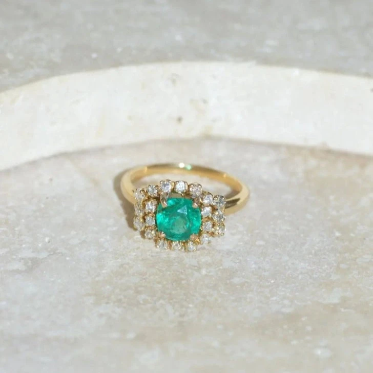 Bague Entourage En Or Jaune, émeraude Et Diamants 8 Bague Entourage En Or Jaune, émeraude Et Diamants – Image 8