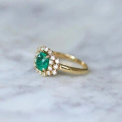 Bague Entourage En Or Jaune, émeraude Et Diamants 14 Bague Entourage En Or Jaune, émeraude Et Diamants -Castafiore Boutique bague emeraude 152 cts et diamants sur or jaune 606331