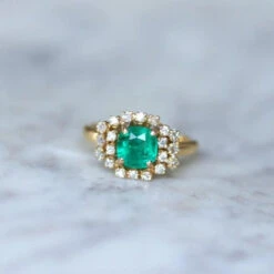Bague Entourage En Or Jaune, émeraude Et Diamants 12 Bague Entourage En Or Jaune, émeraude Et Diamants -Castafiore Boutique bague emeraude 152 cts et diamants sur or jaune 655769