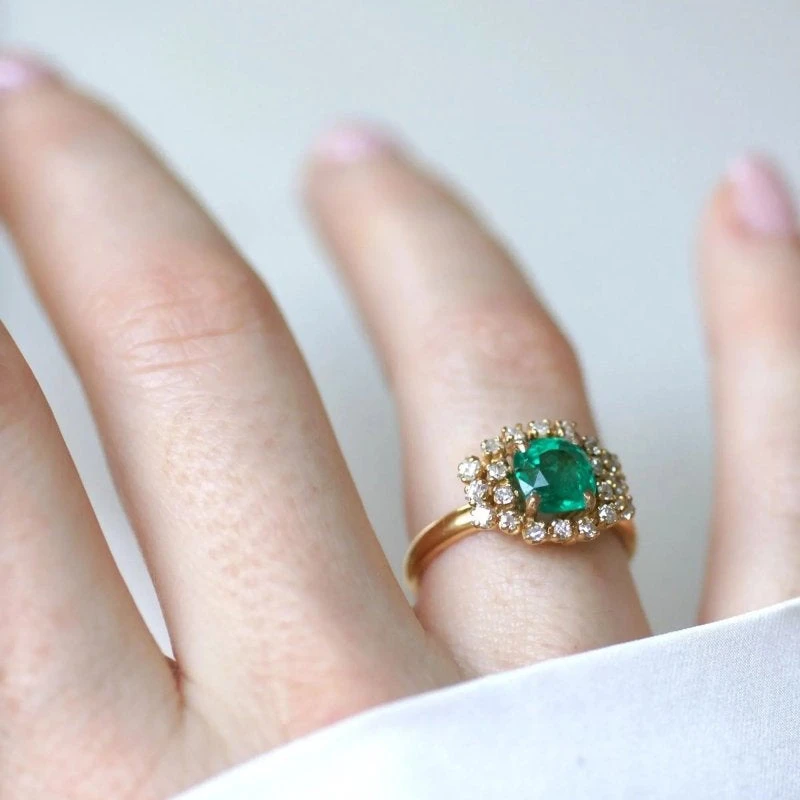 Bague Entourage En Or Jaune, émeraude Et Diamants 2 Bague Entourage En Or Jaune, émeraude Et Diamants – Image 2