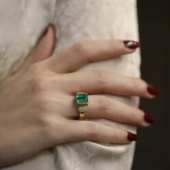 Bague Trilogie En Or, émeraude Et Diamants -Castafiore Boutique bague emeraude de colombie et diamants baguettes en or jaune 18k taille 50 51 204262