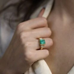 Bague Trilogie En Or, émeraude Et Diamants -Castafiore Boutique bague emeraude de colombie et diamants baguettes en or jaune 18k taille 50 51 283535