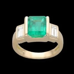 Bague Trilogie En Or, émeraude Et Diamants -Castafiore Boutique bague emeraude de colombie et diamants baguettes en or jaune 18k taille 50 51 457972