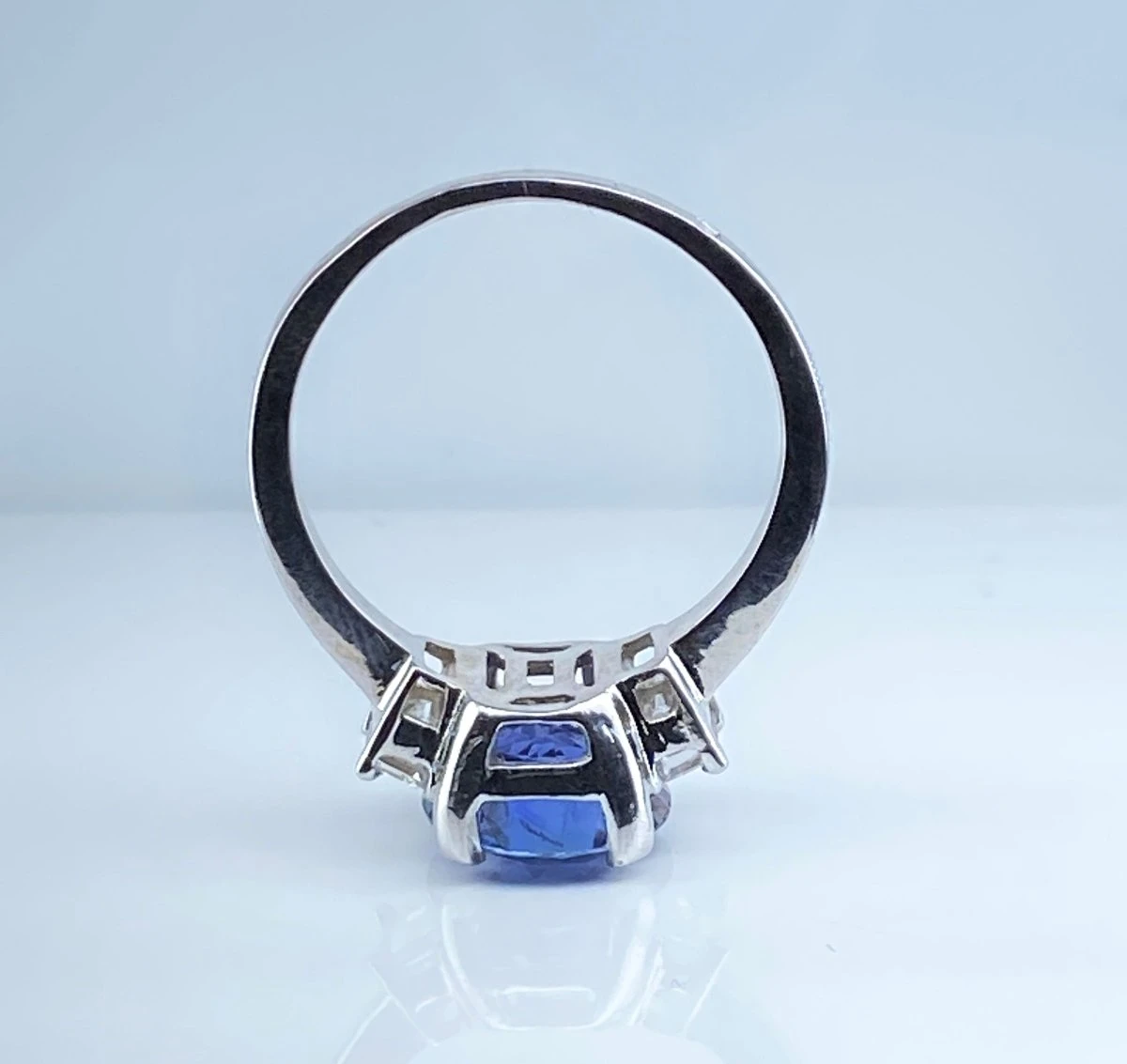 Bague En Or Blanc 18 Carats : Saphir 3,58 Carats Non Chauffé Et Diamants 8 Bague En Or Blanc 18 Carats : Saphir 3,58 Carats Non Chauffé Et Diamants – Image 8