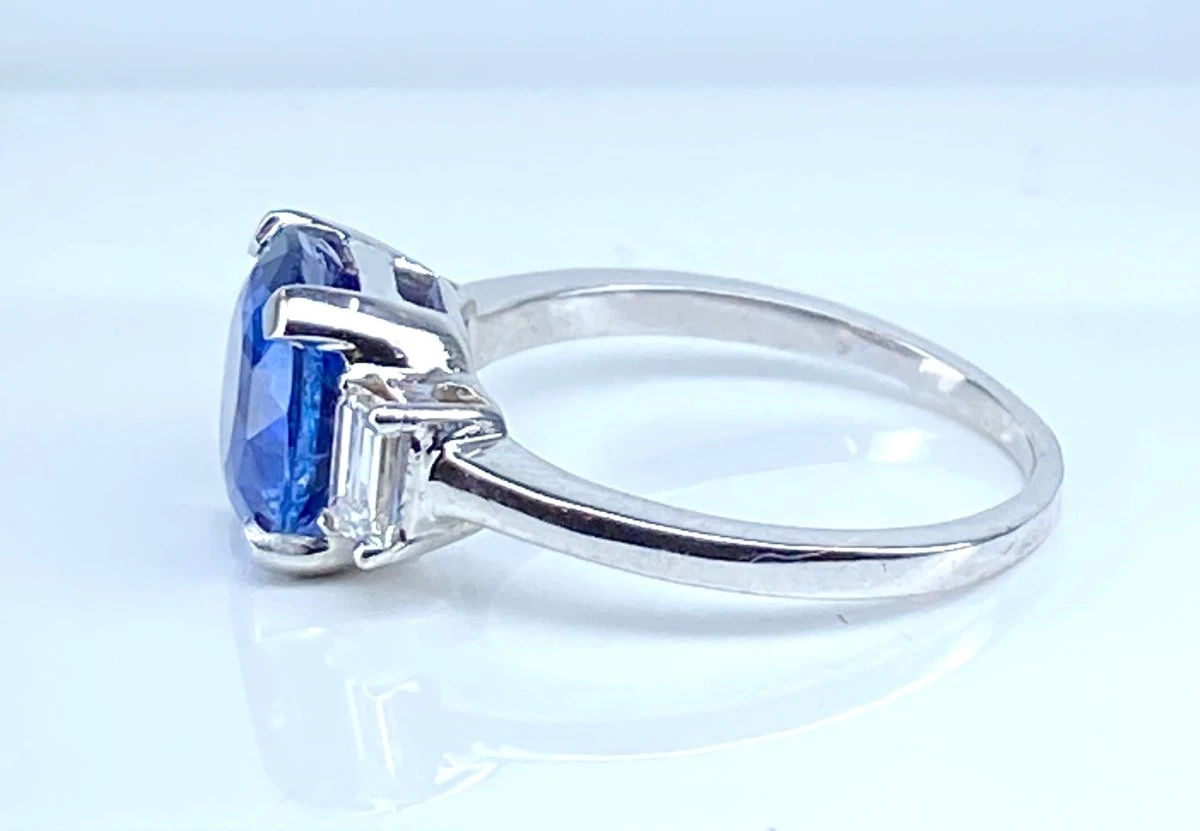 Bague En Or Blanc 18 Carats : Saphir 3,58 Carats Non Chauffé Et Diamants 7 Bague En Or Blanc 18 Carats : Saphir 3,58 Carats Non Chauffé Et Diamants – Image 7