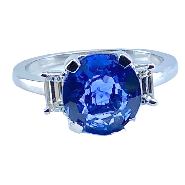 Bague En Or Blanc 18 Carats : Saphir 3,58 Carats Non Chauffé Et Diamants 1 Bague En Or Blanc 18 Carats : Saphir 3,58 Carats Non Chauffé Et Diamants