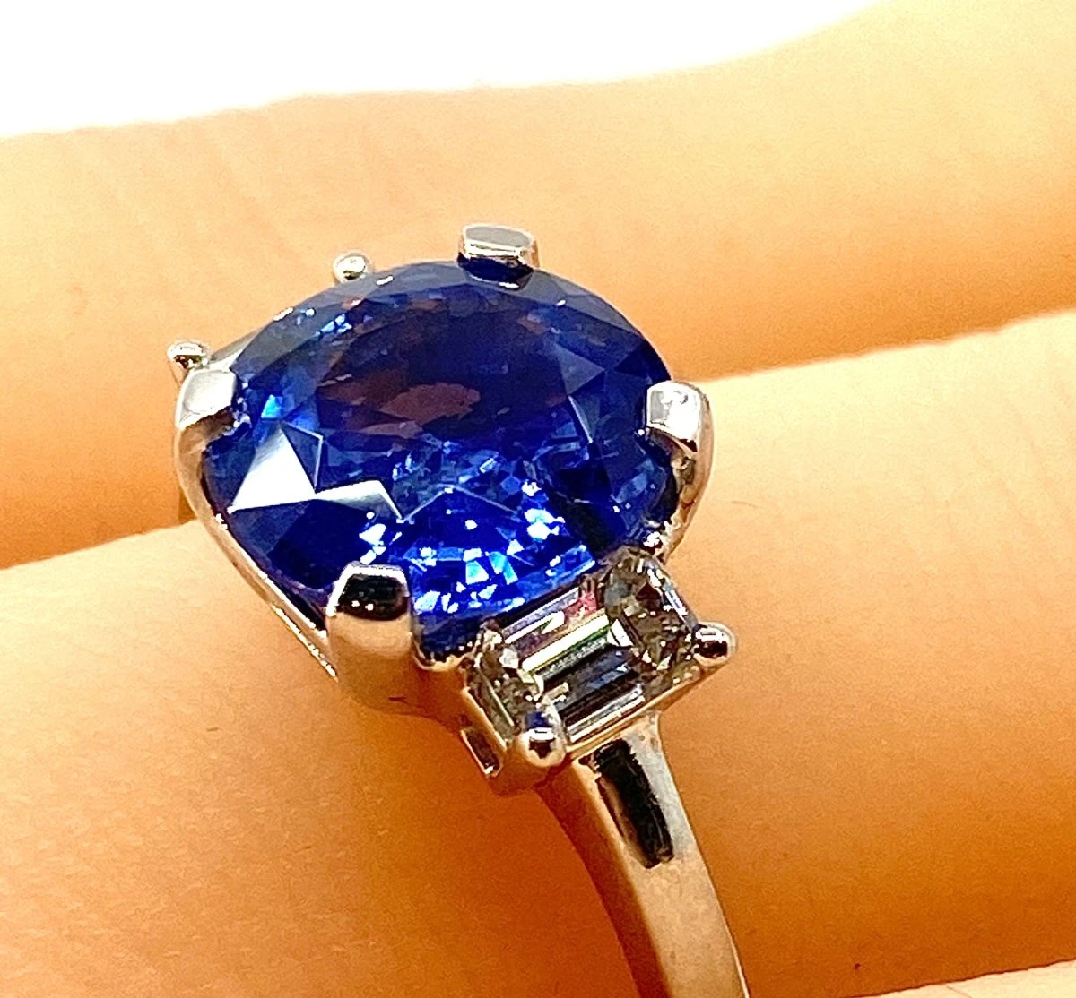 Bague En Or Blanc 18 Carats : Saphir 3,58 Carats Non Chauffé Et Diamants 2 Bague En Or Blanc 18 Carats : Saphir 3,58 Carats Non Chauffé Et Diamants – Image 2