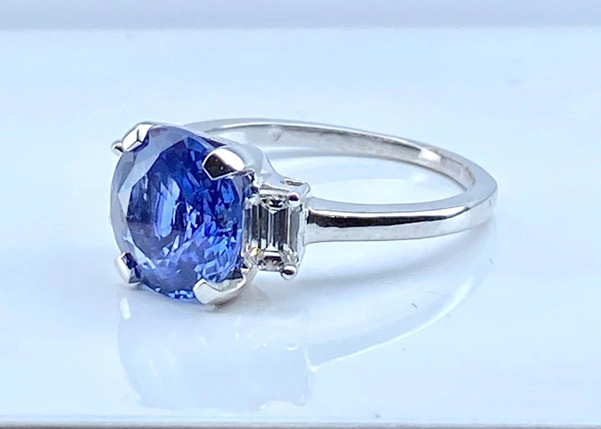 Bague En Or Blanc 18 Carats : Saphir 3,58 Carats Non Chauffé Et Diamants 5 Bague En Or Blanc 18 Carats : Saphir 3,58 Carats Non Chauffé Et Diamants – Image 5
