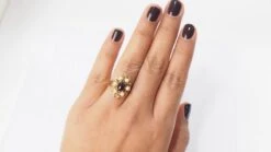 Bague En Or Jaune, Cabochon De Grenat Et Perles -Castafiore Boutique bague en or jaune cabochon de grenat et perles 196060