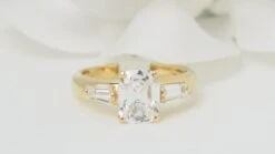 Bague En Or Jaune Et Diamant Coussin 2cts Certifié