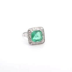 Bague Entourage En Platine, émeraude Et Diamants -Castafiore Boutique bague entourage en platine emeraude et diamants 401805