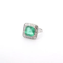 Bague Entourage En Platine, émeraude Et Diamants -Castafiore Boutique bague entourage en platine emeraude et diamants 449991