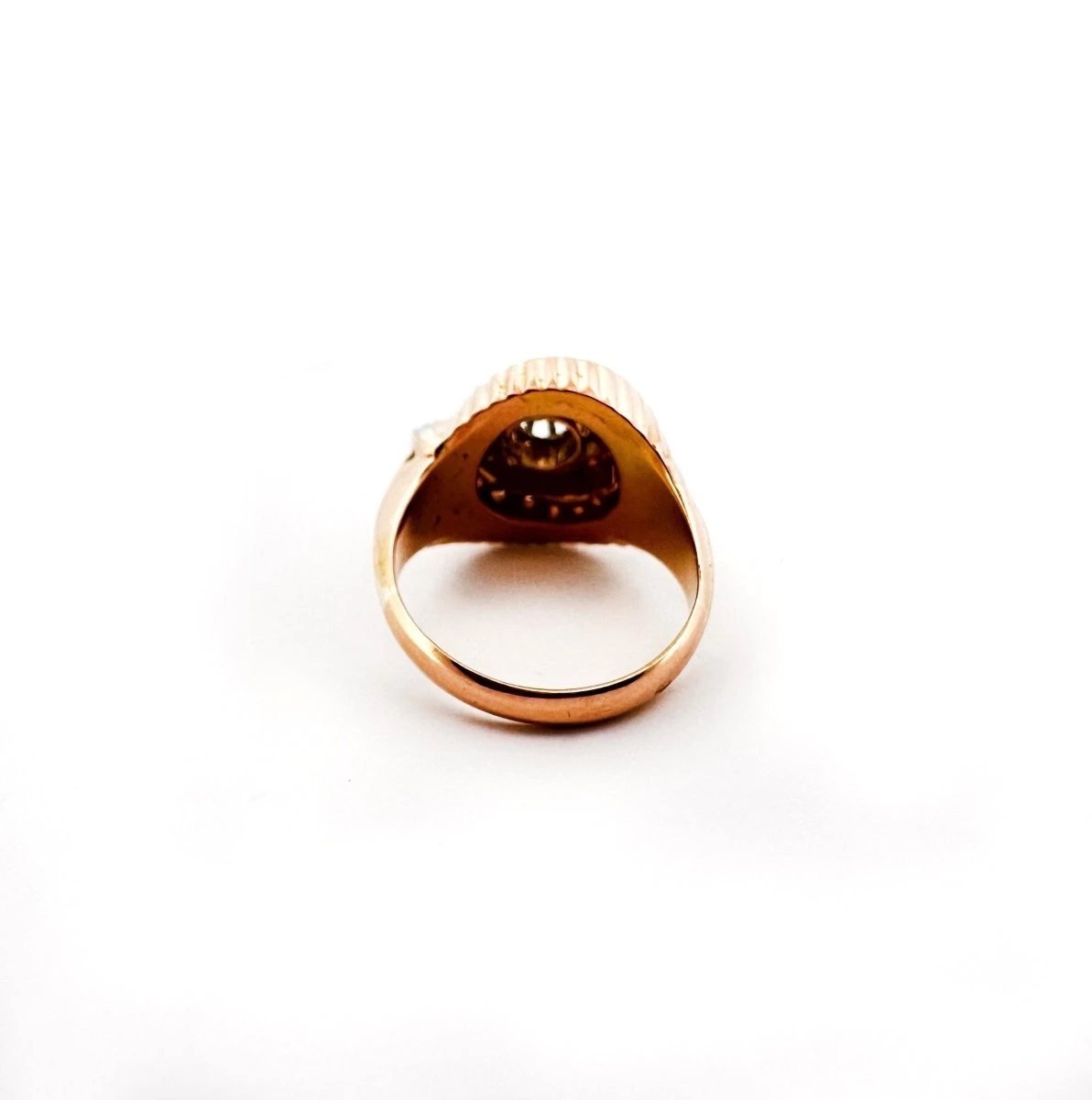 Bague Entourage Tourbillon En Or Jaune Et Diamants 3 Bague Entourage Tourbillon En Or Jaune Et Diamants – Image 3