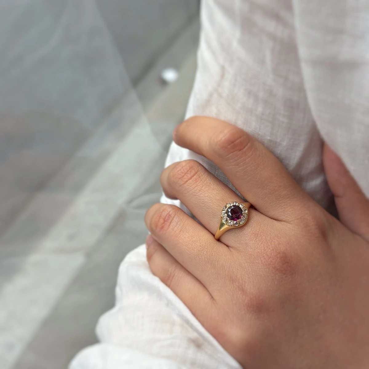 Bague - Or Jaune, Diamants & Grenat 2 Bague - Or Jaune, Diamants & Grenat – Image 2