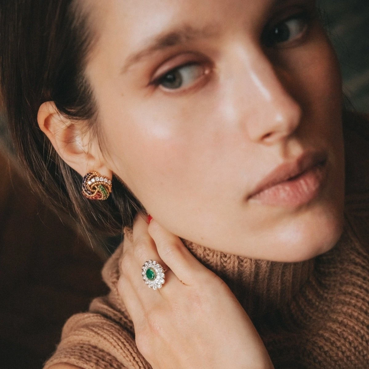 Boucles D'oreilles Clip BOUCHERON Tutti Frutti En Or Jaune, émeraudes, Rubis, Saphirs Et Diamants 2 Boucles D'oreilles Clip BOUCHERON Tutti Frutti En Or Jaune, émeraudes, Rubis, Saphirs Et Diamants – Image 2